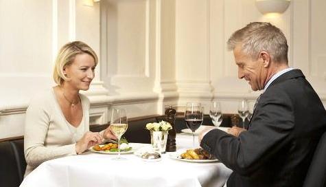 http://areafavorites.com/resources/Man_and_woman_eating_together_in_a_restaurant_945868.jpg